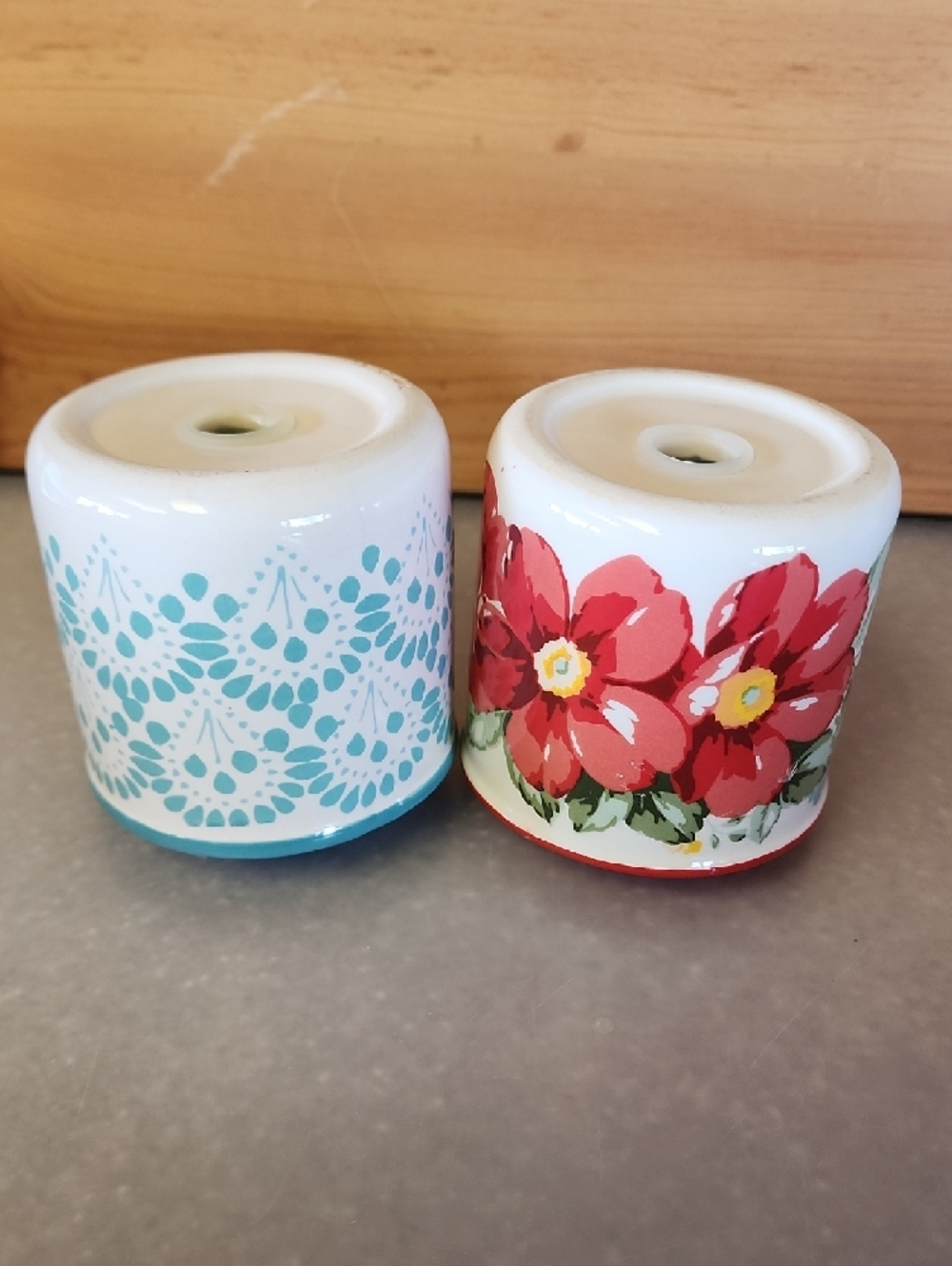 The Pioneer Woman, Ceramic Red Floral and Teal Pattern Salt & Pepper Shakers. - Picture 5 of 13
